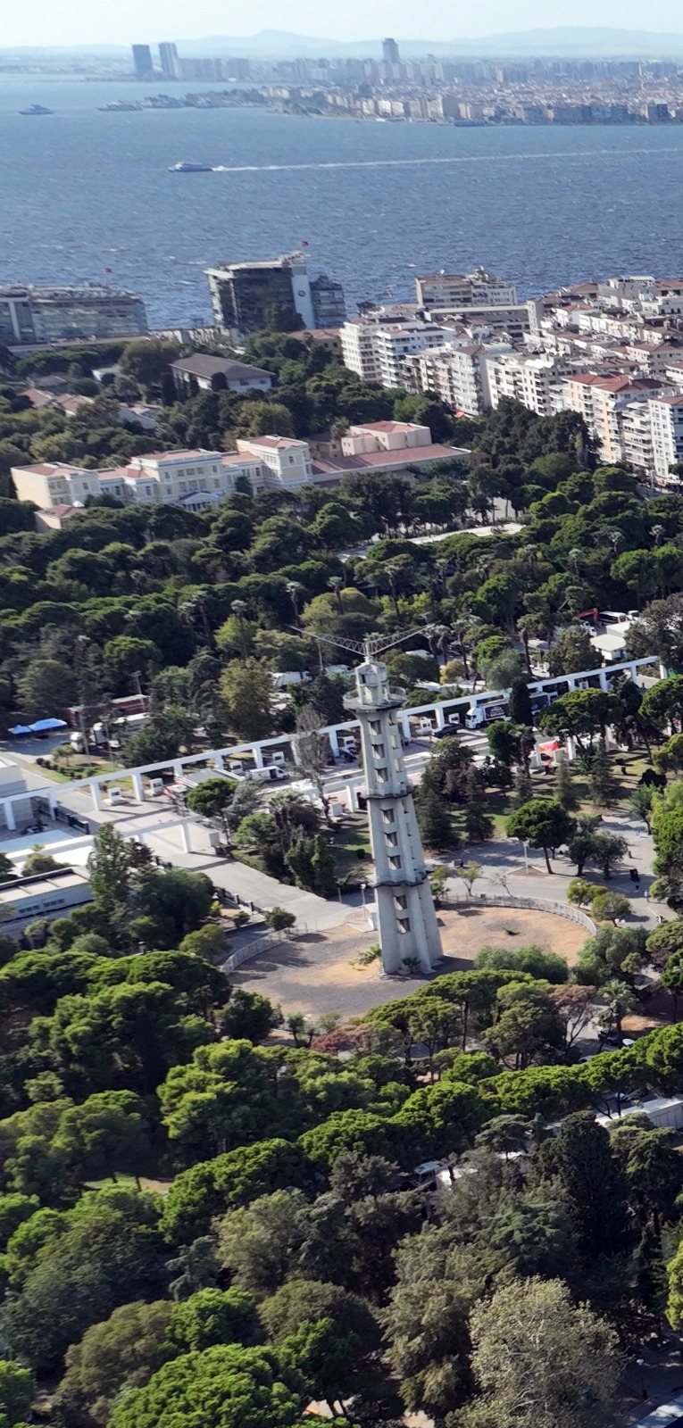 İzmir’in simgesi Paraşüt Kulesi ayağa kalkıyor