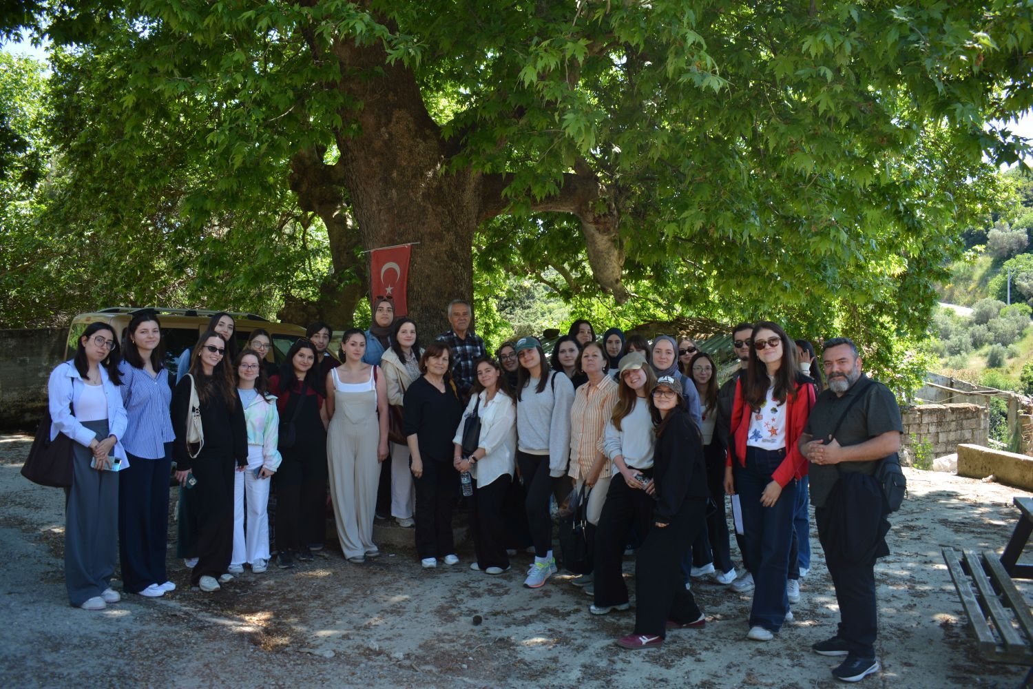 Ege Üniversitesi Edebiyat Fakültesi Sosyoloji Bölümü öğrencileri, köy sosyolojisi dersi