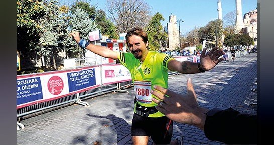 Sporculuk geçmişi olmayan fotomuhabiri Alpay Sönmez, 41 yaşında maraton koşarak