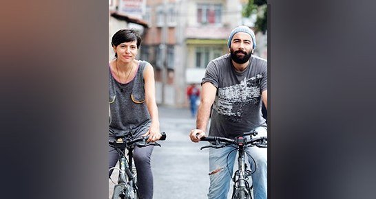 Tüketmeyerek özgürleşmeyi seçen Filiz Gülez ve Alper Benli'nin bisikletli sahaf