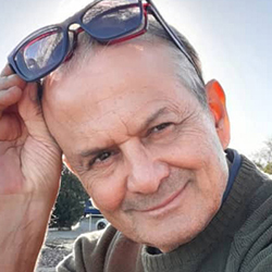 Işık Teoman yazar fotoğrafı