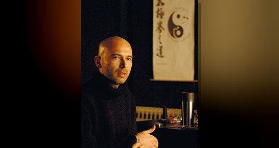 Beden ve performans odaklı çalışmalarıyla İzmir'deki bağımsız sanat hareketliliğini gösteren