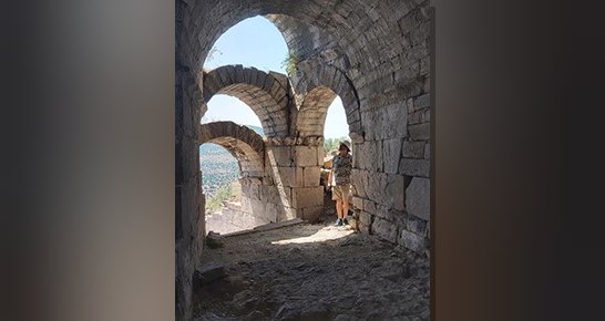Adı keçi anlamına gelen, Aioller'in kurduğu antik Aigai kentinde geçen