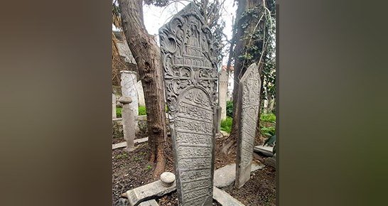İzmir'in tarihi camilerinden Ali Ağa Camisi, haziresi ve 845 Sokak'taki