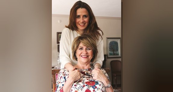 Anne-kız ilişkisinin çatışma ve sıcak anılarla dolu dünyasını Öztezeller ailesinden