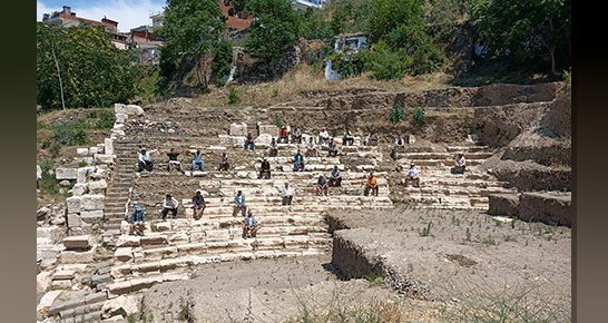 Smyrna Agorası ve Roma Tiyatrosu'nda süren kazılarla İzmir'de geçmişten geleceğe