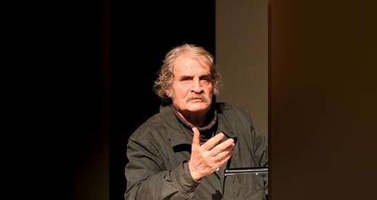 İzmir otobüslerinde ağlayan çocuklara oyuncak dağıtan "alfabesini Z'den kuran adam"