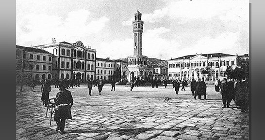 Saat Kulesi meydanından bakınca akla gelen, Konak'taki tarihi Sarıkışla'nın yeniden