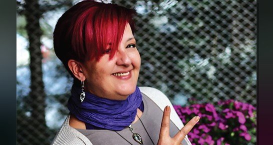Un elekleri üzerine iplikle yaptığı resimler ve kadınlara özel stand-up