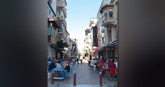 Zeki Müren şarkıları ve kanun sesi eşliğinde şık masalarıyla meyhaneleriyle