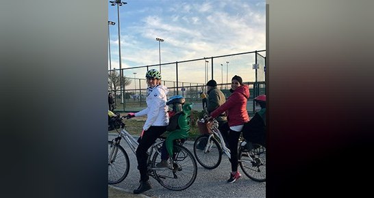 İzmir caddelerinde bisikletiyle dolaşan kadınlar ve bisikletin kadınlar için özgürlük