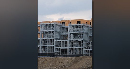 Fabrikada üretilen çelik binalar, geleneksel yöntemlere göre daha hızlı inşa