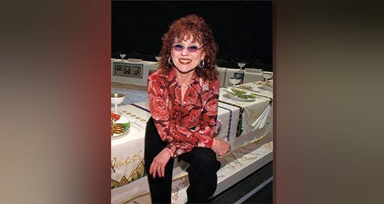 Sanatta feminizm bağlamında Judy Chicago'nun ünlü yerleştirmesi Dinner Party ve