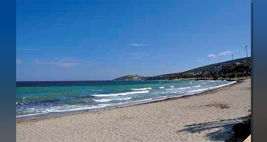 Otantik yapısını koruyan ve sakin bir adayı andıran Çeşme'nin Çiftlikköy'ü.