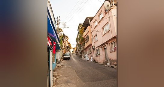 Kemeraltı'nın sırtında tahta kapıları ve cumbalarıyla yitip giden Damlacık Yokuşu.