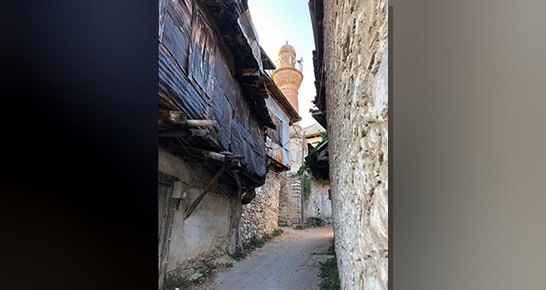 Soma'nın tarihi Darkale köyünde zamana karşı direnen eski evler ve