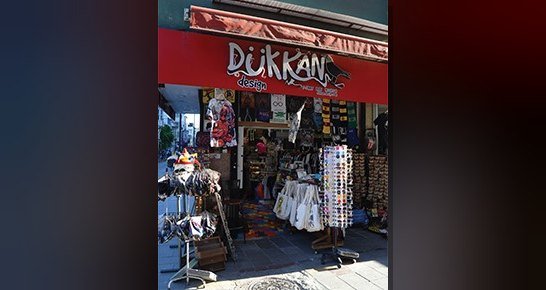 Bir otostop macerasıyla başlayıp Alsancak Vapur İskelesi karşısındaki mağazaya uzanan