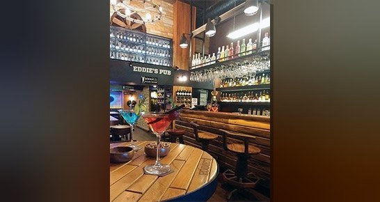 Eddie's Irish Pub, Karşıyaka Vapur İskelesi karşısında 97 çeşit whisky
