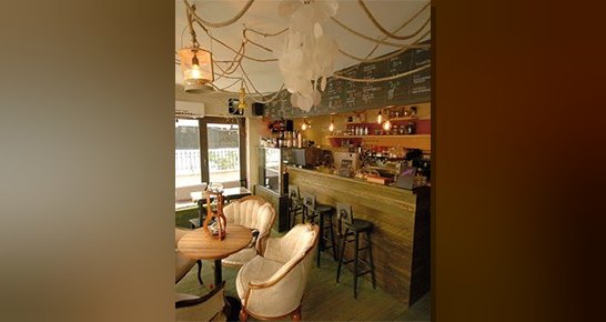 Enki Kafe, pikaptan çalan kaliteli müzik eşliğinde 3. nesil kahve