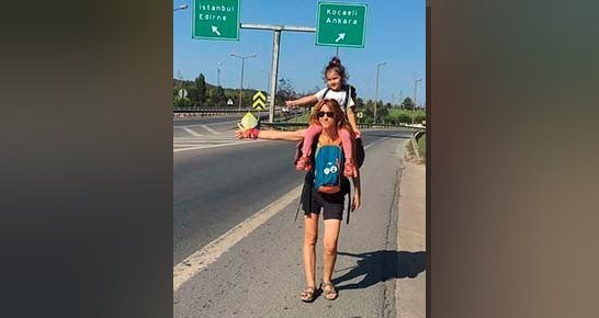 Bir yıldır otostopla Türkiye'yi gezen Alev Kopankaya ve dört yaşındaki