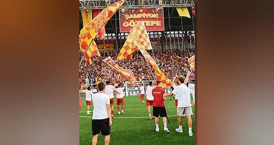 İzmir'in köklü kulübü Göztepe, coşkulu taraftarıyla birlikte Süper Lig'e yükselerek