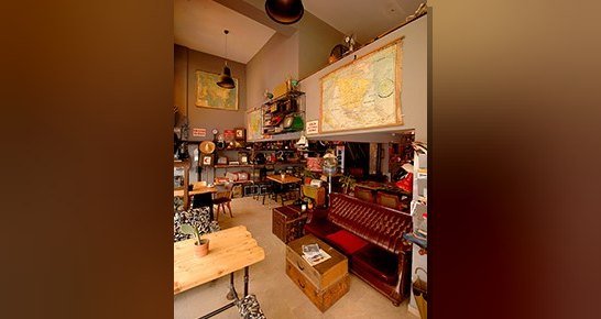 Cafe Junker, antika eşyalarla dolu, plak geceleri, butik bira tadımları