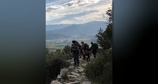 Yağmurların ardından sırt çantasıyla tarihi Keçi Kalesi'ne yapılan bir doğa