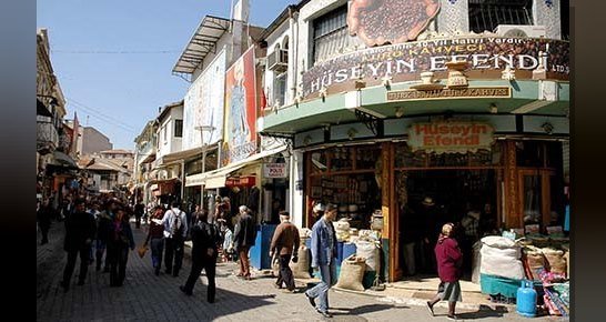 Mezarlıkbaşı'ndan Konak Meydanı'na birçok kapısı olan Kemeraltı'nı gezmek için bir