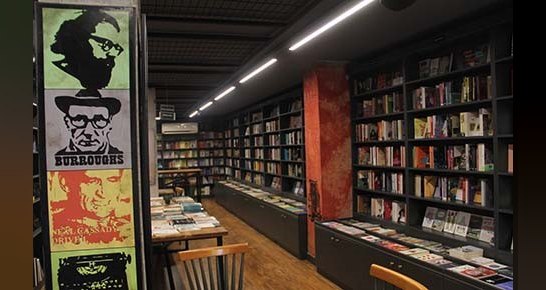 Alsancak'ın internet satışlarına rağmen ayakta kalan küçük bağımsız kitapçıların merkezine