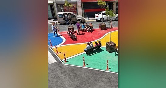 Konak Belediyesi, Kahramanlar'da okul yollarını renklendirerek öğrencilerin yaya güvenliğini artırıyor.