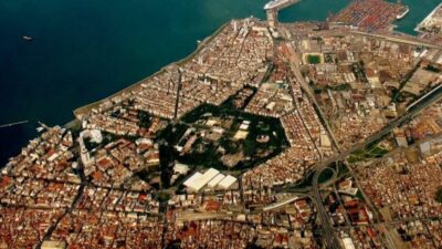 1922 yangınıyla küllerinden doğan İzmir’de, 1936'da "Halk Üniversitesi" diye açılan,