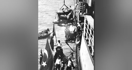 1941'de açlıkla boğuşan Atina'ya Türkiye'den erzak taşıyan Kurtuluş gemisinin öyküsü.