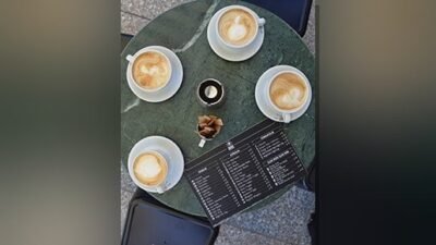 Awake Coffee, Alsancak'ta Paris kafelerini andıran yeşil sandalyeleri ve sakinliğiyle