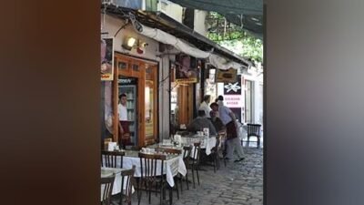 Doyuran Kebap, Kemeraltı'nda Ali Paşa Meydanı'nda Manisa kebabı ve döneriyle