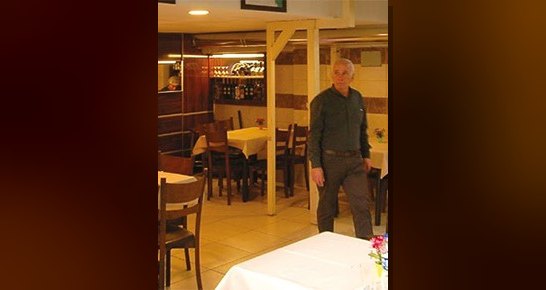 Su Meyhane, Kemeraltı Hisarönü'nde eski belediye binasının sokağında aile işletmesi