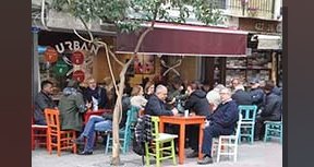 Urban Kafe, Kıbrıs Şehitleri Caddesi yakınında renkli masaları, ev yapımı
