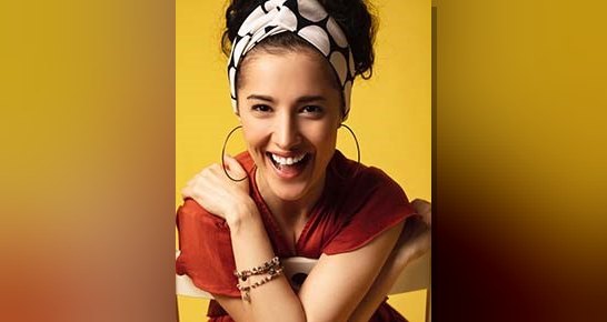 Piyano eğitimiyle başlayıp klasik, caz ve folk türlerinde konserler veren