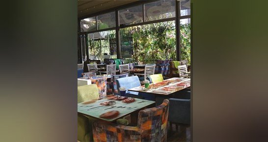 Buca'da eski villaların kafelere dönüştüğü, şehrin hengamesinden uzak Öğretmenevleri Sokağı