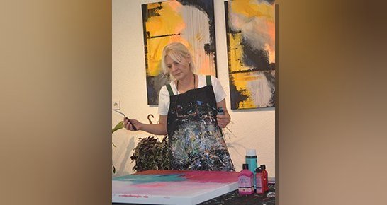 Ressam Didem Serçin, doku ve renk odaklı sanat anlayışını ve
