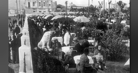 1922 yangınından sonra kendini toparlamaya çalışan İzmir'in hafızasındaki Şehir Gazinosu'nun