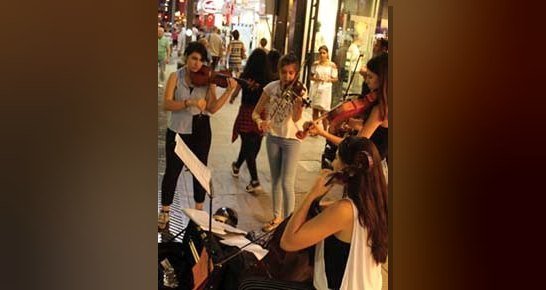 Kentleri güvenli ve medeni kılan sokak müziği ve İzmir'de giderek