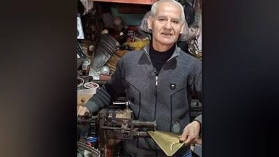 Bir zamanlar 25 dükkânın bulunduğu Tenekeciler Sokağı'nda çalışan Ayvalık'ın son