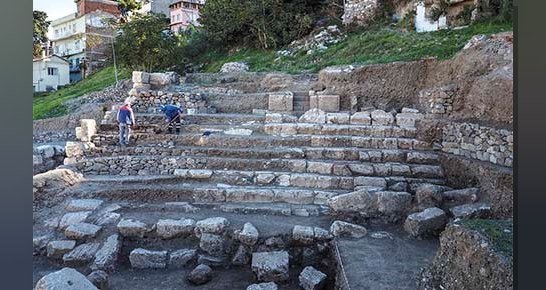İzmir'deki Antik Roma Tiyatrosu'nun oturma sıralarının bulunması ve tiyatro malzemelerinin
