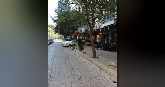 Alsancak'ın kalabalığından uzak kafeleri, yirmi yıllık manavı ve pastanesiyle Ümran