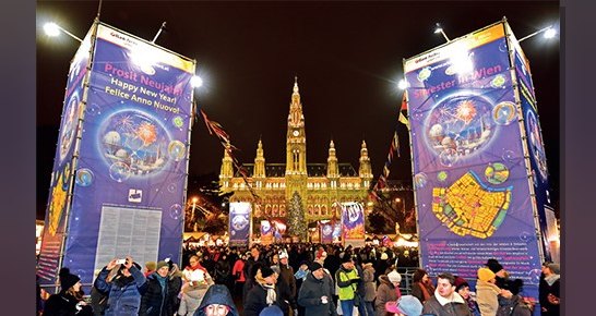 Konserler, balolar ve sıcak şarap eşliğinde yılbaşı gecesi Viyana'nın şenlikli