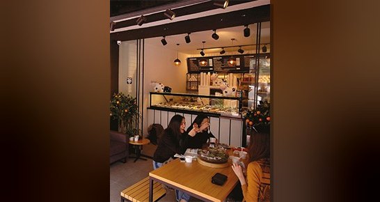 Yomumu, Alsancak'ta katkısız frozen yoğurdu 48 çeşit çerez, meyve ve