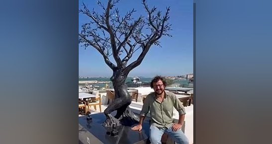 Ayvalık Setur Marina'da demir sacdan dövülerek yapılan Zeytin Kadın heykeli,